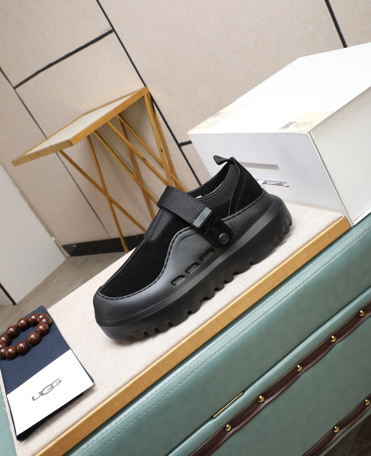Men's men's shoes 💰580 (full genuine wool lining, 10% off for fake ones) Please note the quality of the original order and compare the thickness of the wool 🏮🏮 Popular UGG from Australia's warm luxury brand men's shoes, the official website is synchronized, Beckham men's style..., made of imported top-layer waxed cowhide, waxed toe cap, Australian real wool velvet lining Carefully sewn...Imported rubber Martin boots outsole (comfortable, soft, wear-resistant) The quality is really great...Exquisite workmanship, you won't be able to put it down at first sight, size 39-44 (customized in 45)